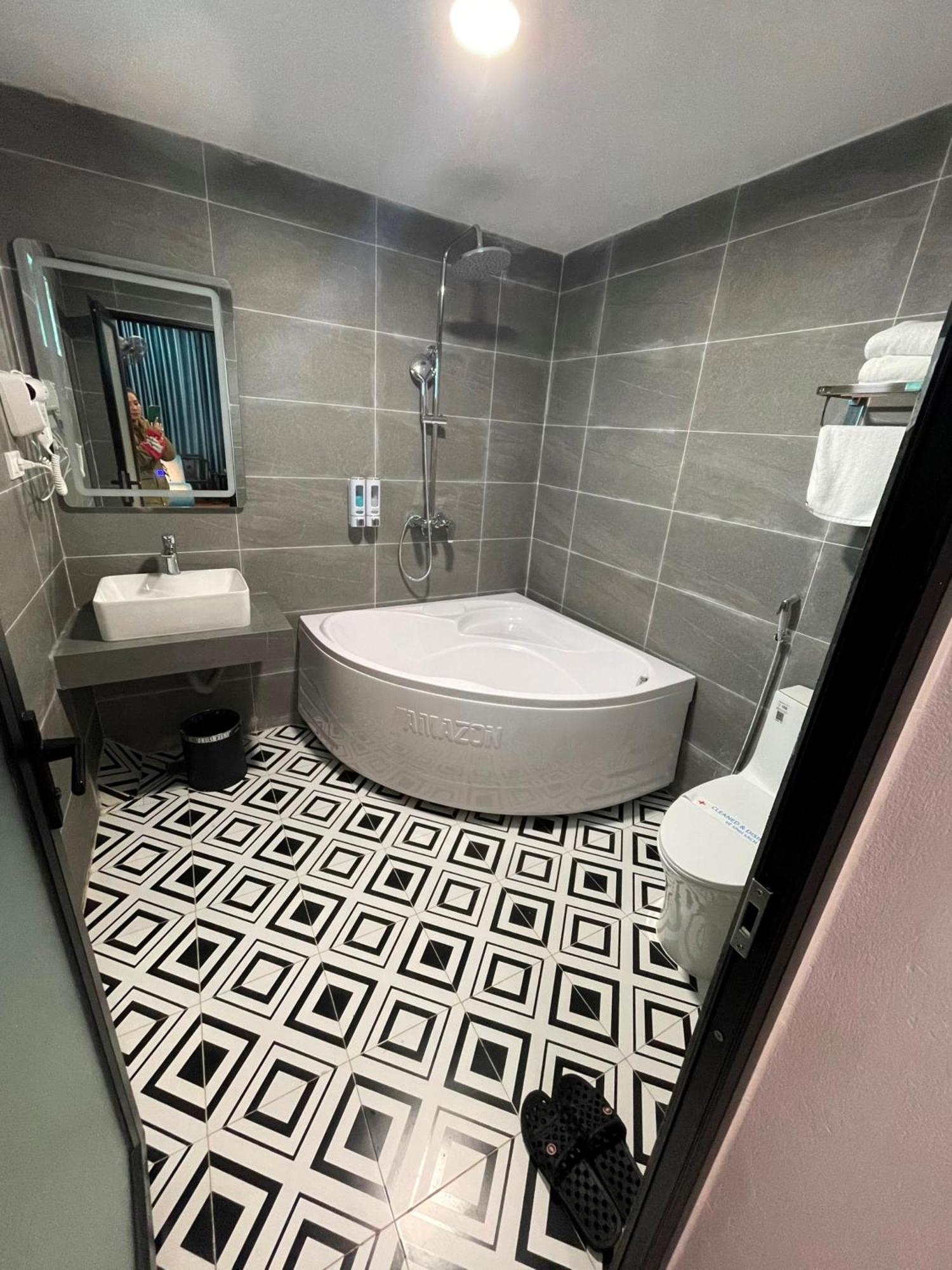 Nhat Tan Hotel Hanoi Eksteriør bilde
